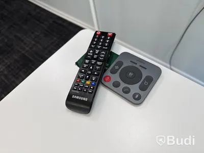 Konferensutrustning med kamera och TV-skärm