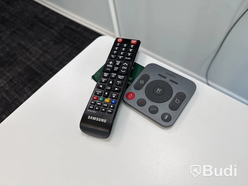 Konferensutrustning med kamera och TV-skärm