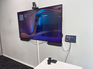 Konferensutrustning med kamera och TV-skärm