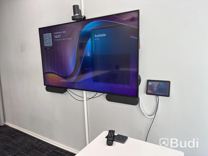 Konferensutrustning med kamera och TV-skärm