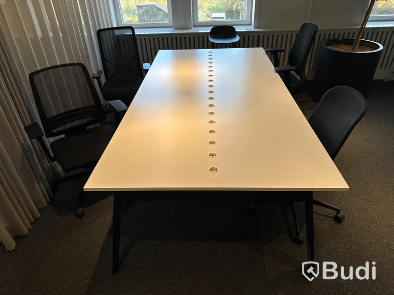 Konferensbord med eluttag och stolar