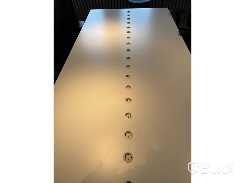Konferensbord med eluttag och stolar
