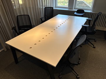 Konferensbord med eluttag och stolar