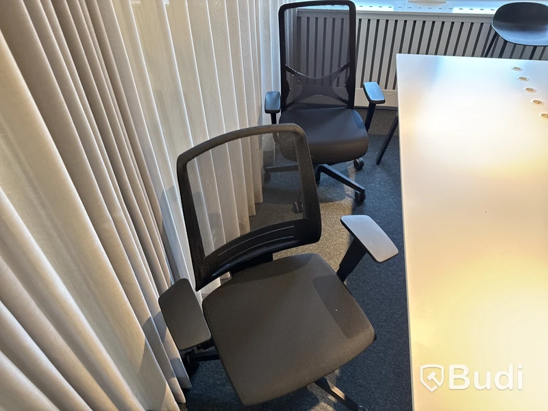 Konferensbord med eluttag och stolar