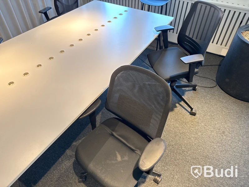 Konferensbord med eluttag och stolar