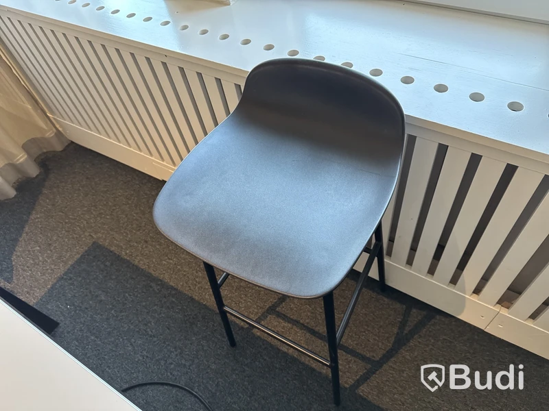 Konferensbord med eluttag och stolar