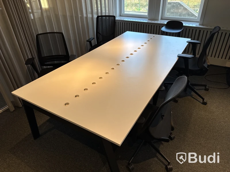 Konferensbord med eluttag och stolar