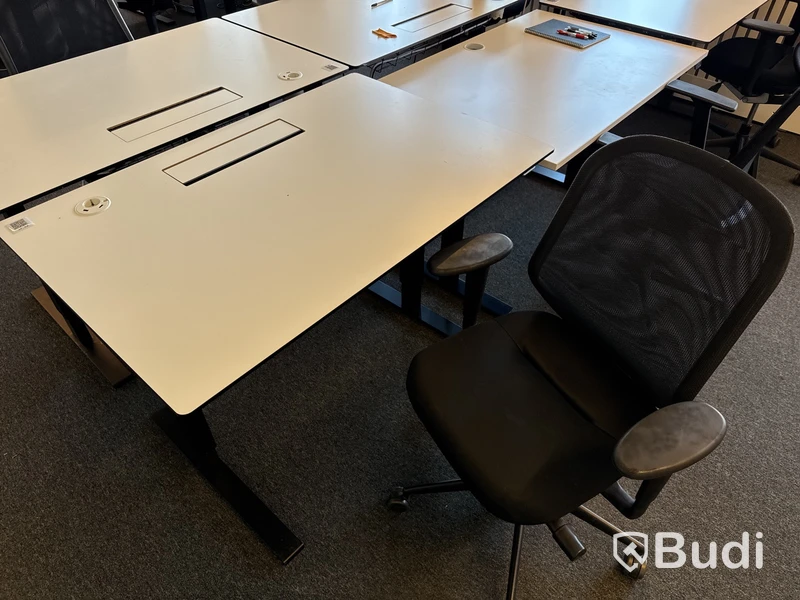 6 st. höj- och sänkbara skrivbord och 6 st. kontorsstolar