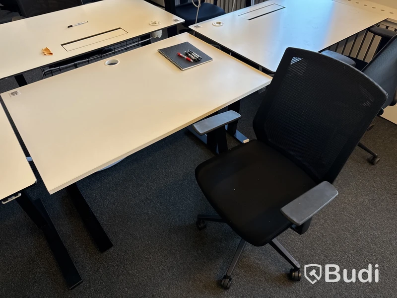 6 st. höj- och sänkbara skrivbord och 6 st. kontorsstolar
