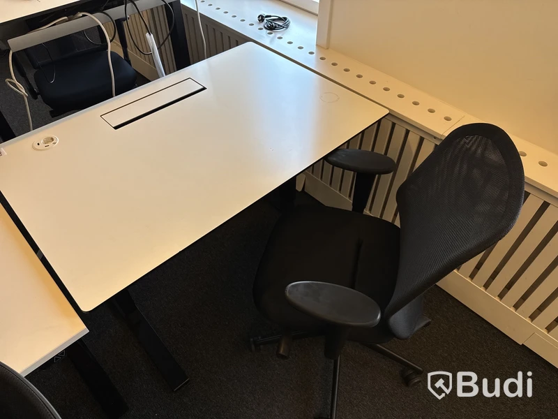 6 st. höj- och sänkbara skrivbord och 6 st. kontorsstolar