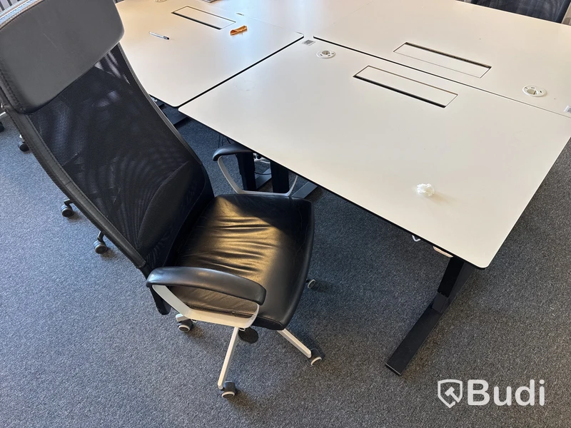 6 st. höj- och sänkbara skrivbord och 6 st. kontorsstolar