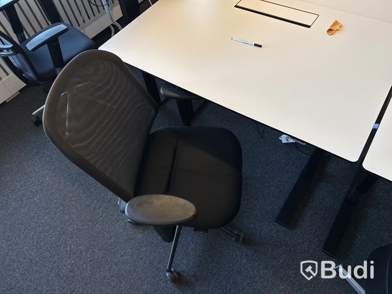 6 st. höj- och sänkbara skrivbord och 6 st. kontorsstolar