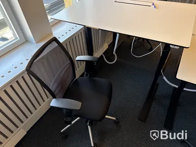 6 st. höj- och sänkbara skrivbord och 6 st. kontorsstolar