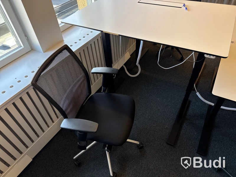 6 st. höj- och sänkbara skrivbord och 6 st. kontorsstolar