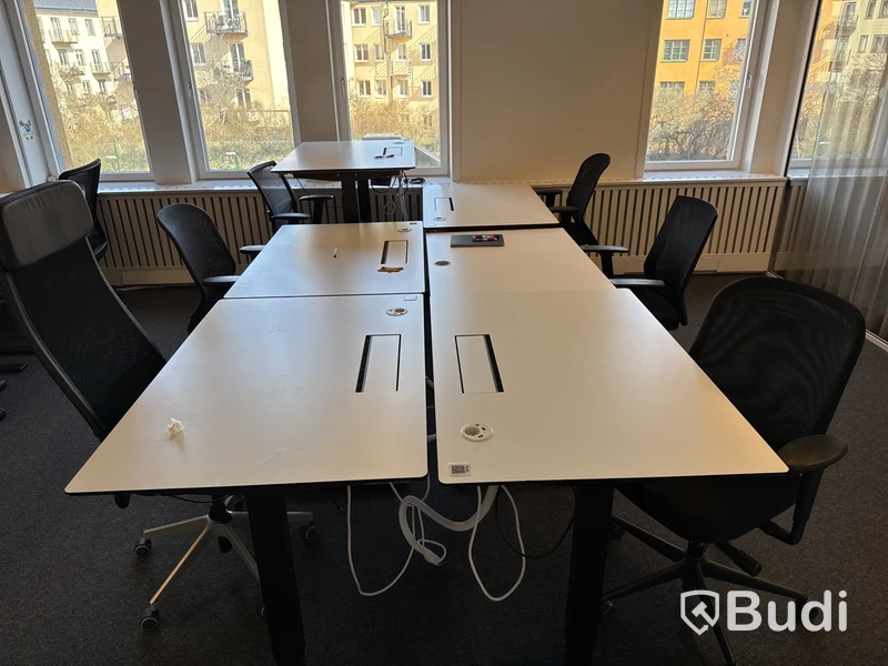 6 st. höj- och sänkbara skrivbord och 6 st. kontorsstolar