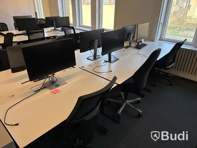 6 st. höj- och sänkbara skrivbord, 6 st. kontorsstolar och 6 st. datorskärmar
