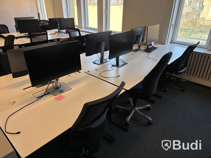 6 st. höj- och sänkbara skrivbord, 6 st. kontorsstolar och 6 st. datorskärmar