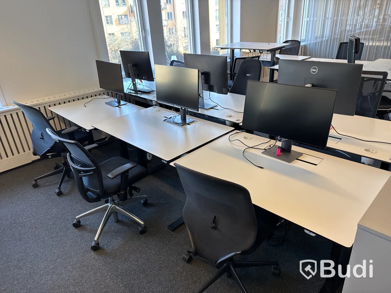 6 st. höj- och sänkbara skrivbord, 6 st. kontorsstolar och 6 st. datorskärmar