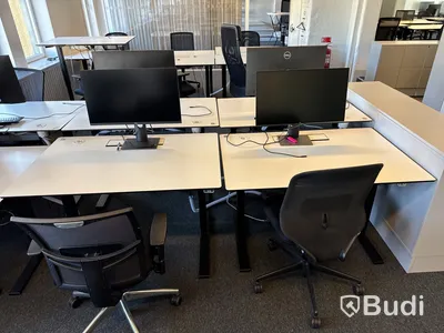 6 st. höj- och sänkbara skrivbord, 6 st. kontorsstolar och 6 st. datorskärmar