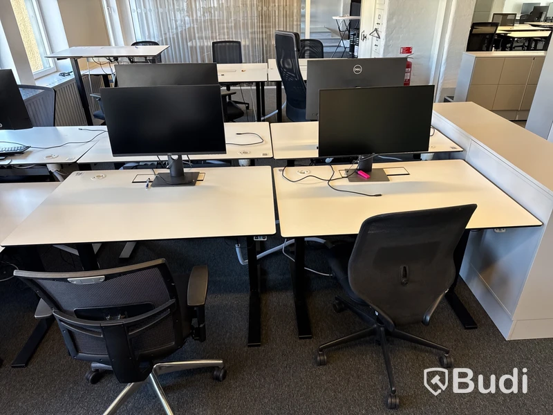6 st. höj- och sänkbara skrivbord, 6 st. kontorsstolar och 6 st. datorskärmar
