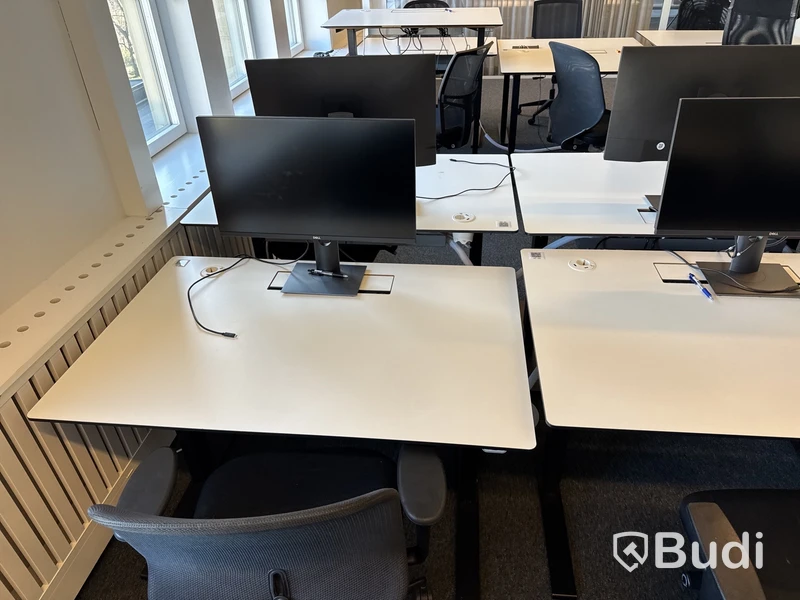6 st. höj- och sänkbara skrivbord, 6 st. kontorsstolar och 6 st. datorskärmar