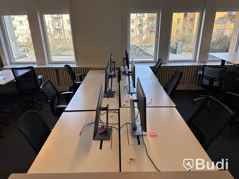 6 st. höj- och sänkbara skrivbord, 6 st. kontorsstolar och 6 st. datorskärmar