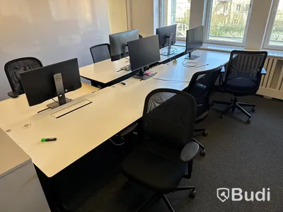 6 st. höj- och sänkbara skrivbord, 6 st. kontorsstolar och 5 st. datorskärmar