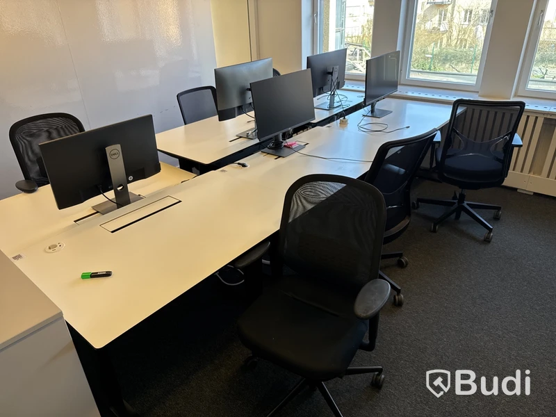6 st. höj- och sänkbara skrivbord, 6 st. kontorsstolar och 5 st. datorskärmar