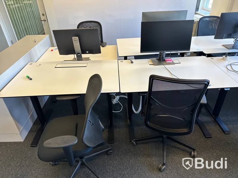 6 st. höj- och sänkbara skrivbord, 6 st. kontorsstolar och 5 st. datorskärmar