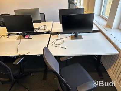 6 st. höj- och sänkbara skrivbord, 6 st. kontorsstolar och 5 st. datorskärmar
