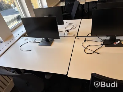 6 st. höj- och sänkbara skrivbord, 6 st. kontorsstolar och 5 st. datorskärmar