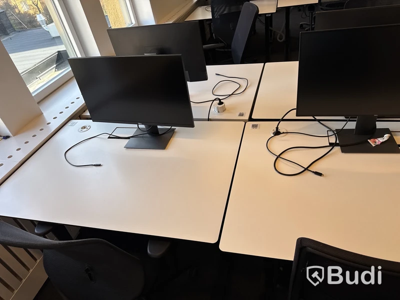 6 st. höj- och sänkbara skrivbord, 6 st. kontorsstolar och 5 st. datorskärmar
