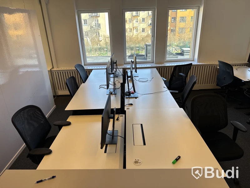 6 st. höj- och sänkbara skrivbord, 6 st. kontorsstolar och 5 st. datorskärmar