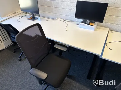 3 st. höj- och sänkbara skrivbord, 3 st. kontorsstolar och 3 st. datorskärmar