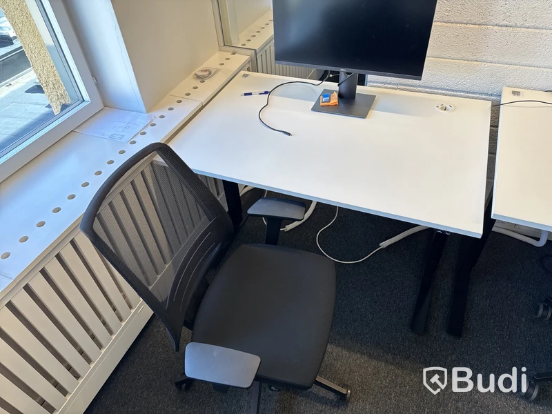 3 st. höj- och sänkbara skrivbord, 3 st. kontorsstolar och 3 st. datorskärmar