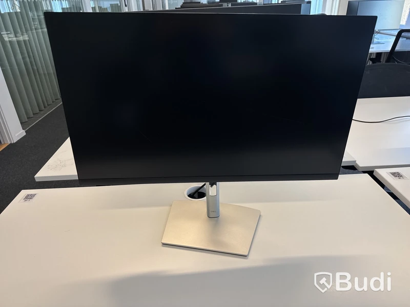 Höj- och sänkbart skrivbord med kontorsstol och datorskärm