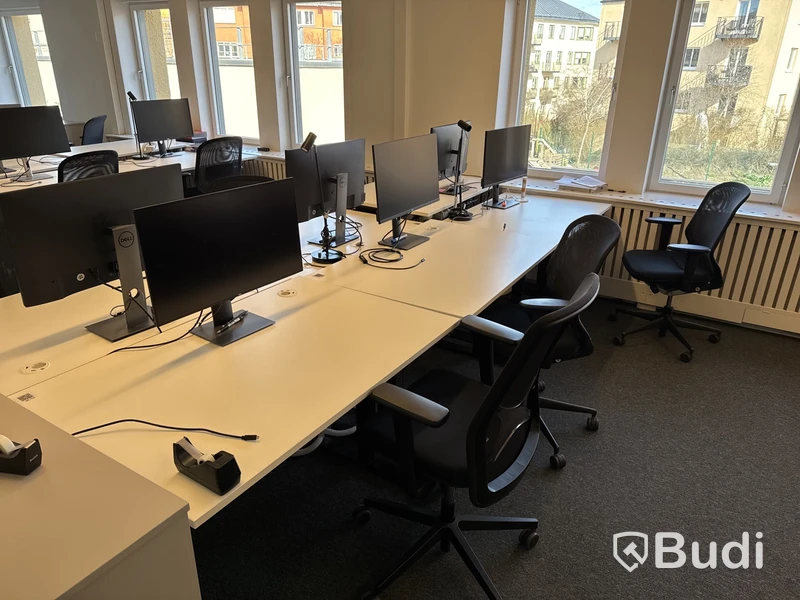 6 st. höj- och sänkbara skrivbord, 6 st. kontorsstolar och 6 st. datorskärmar
