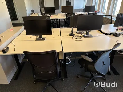 6 st. höj- och sänkbara skrivbord, 6 st. kontorsstolar och 6 st. datorskärmar