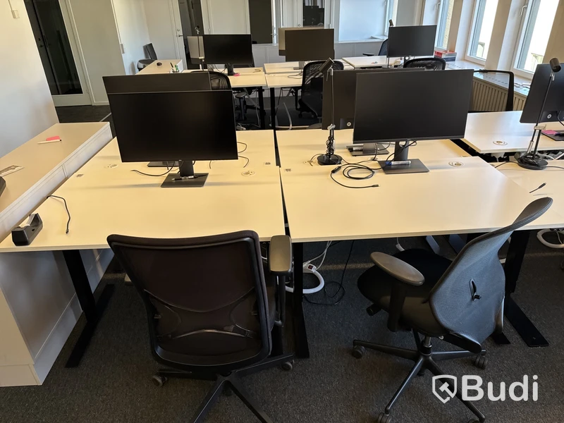 6 st. höj- och sänkbara skrivbord, 6 st. kontorsstolar och 6 st. datorskärmar