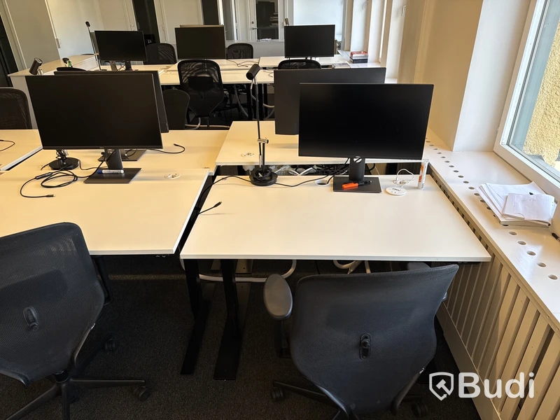 6 st. höj- och sänkbara skrivbord, 6 st. kontorsstolar och 6 st. datorskärmar