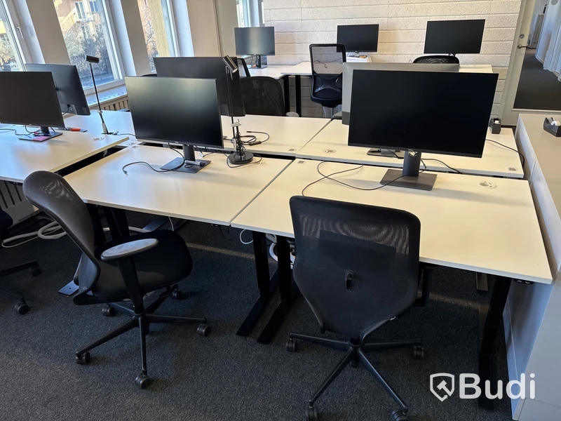 6 st. höj- och sänkbara skrivbord, 6 st. kontorsstolar och 6 st. datorskärmar