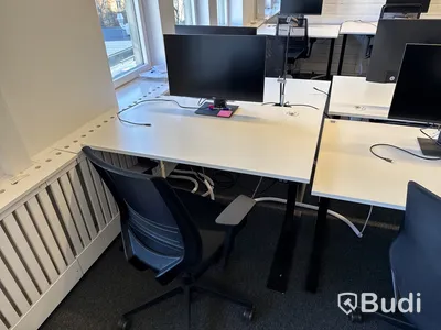 6 st. höj- och sänkbara skrivbord, 6 st. kontorsstolar och 6 st. datorskärmar
