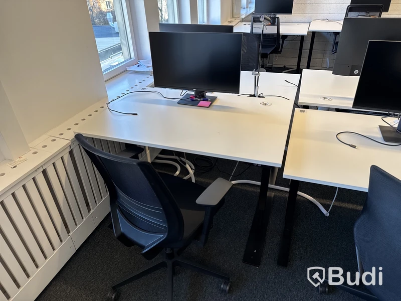 6 st. höj- och sänkbara skrivbord, 6 st. kontorsstolar och 6 st. datorskärmar