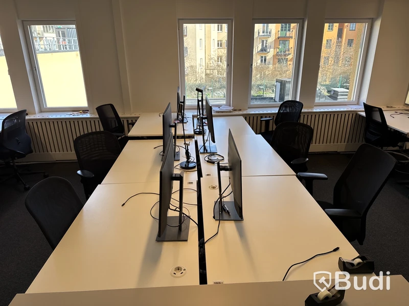 6 st. höj- och sänkbara skrivbord, 6 st. kontorsstolar och 6 st. datorskärmar