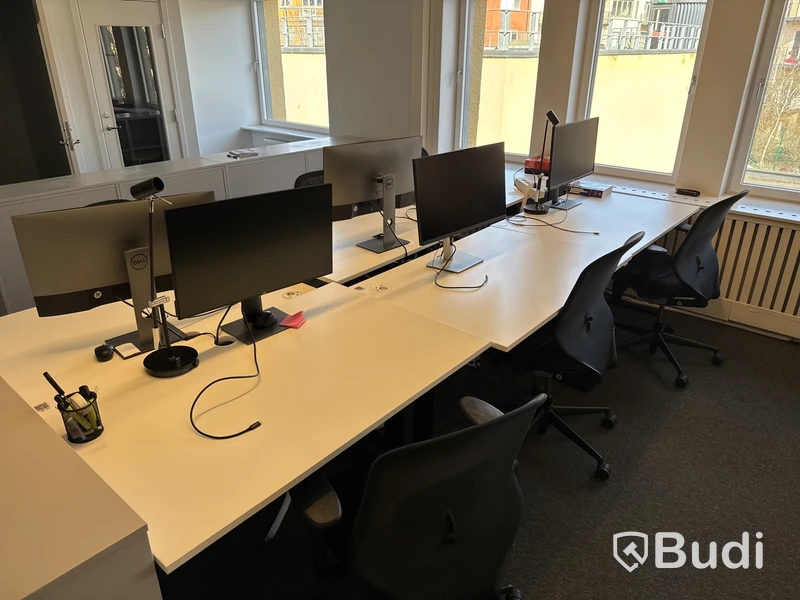 6 st. höj- och sänkbara skrivbord, 6 st. kontorsstolar och 5 st. datorskärmar