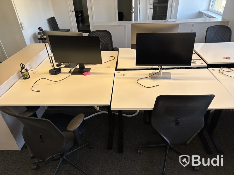 6 st. höj- och sänkbara skrivbord, 6 st. kontorsstolar och 5 st. datorskärmar