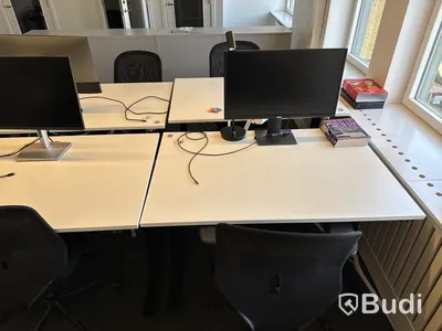 6 st. höj- och sänkbara skrivbord, 6 st. kontorsstolar och 5 st. datorskärmar