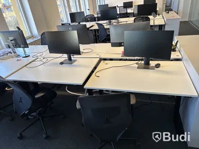 6 st. höj- och sänkbara skrivbord, 6 st. kontorsstolar och 5 st. datorskärmar