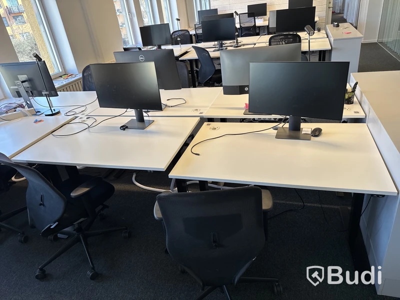 6 st. höj- och sänkbara skrivbord, 6 st. kontorsstolar och 5 st. datorskärmar