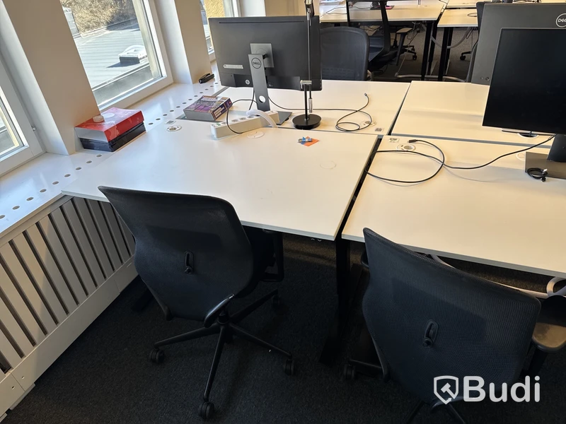 6 st. höj- och sänkbara skrivbord, 6 st. kontorsstolar och 5 st. datorskärmar
